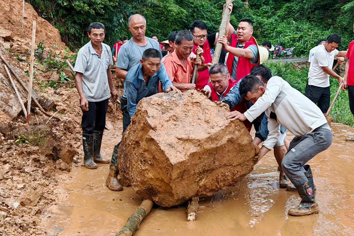 黨員志愿者和群眾在大河鎮和平村疏通道路。