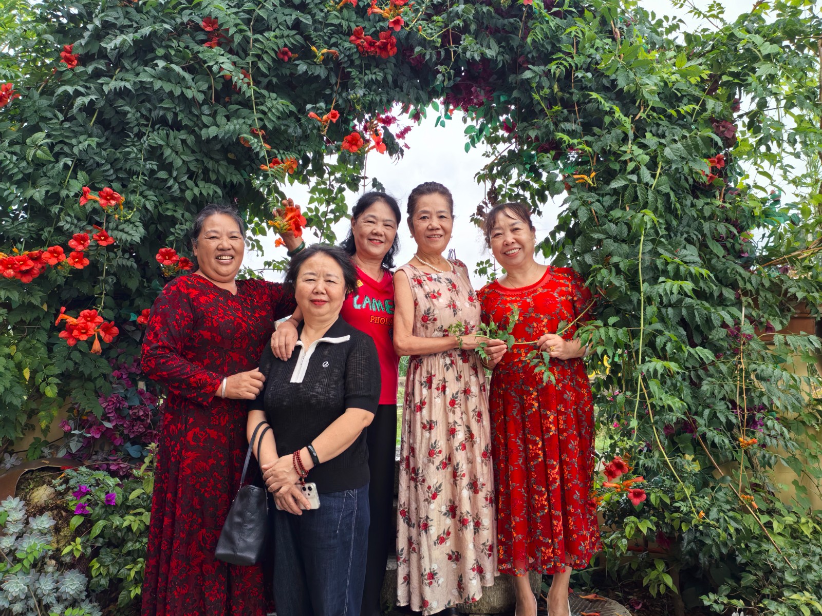 前來這里拍照打卡、休閑娛樂的游客。