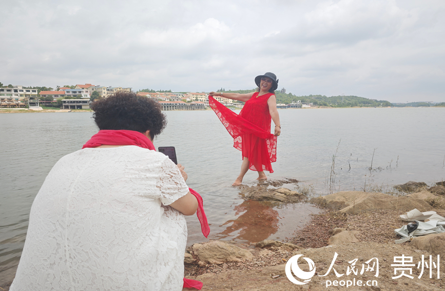 游客在紅楓湖邊拍照打卡。人民網 黃小桃攝