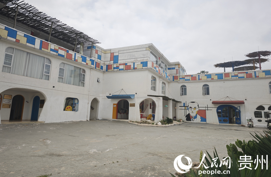 清鎮市右二村“蒙德里安”藝術小鎮一隅。人民網 黃小桃攝