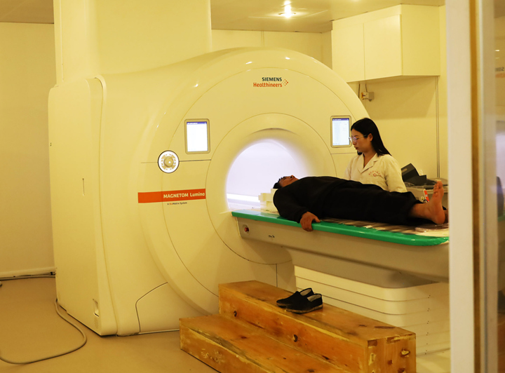 威寧自治縣人民醫院醫師正在為患者做核磁共振。