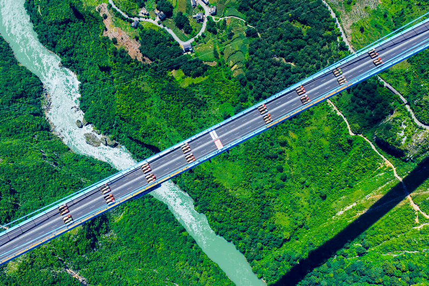 8月25日，花江峽谷大橋正在進行荷載試驗。 胡應鋒攝