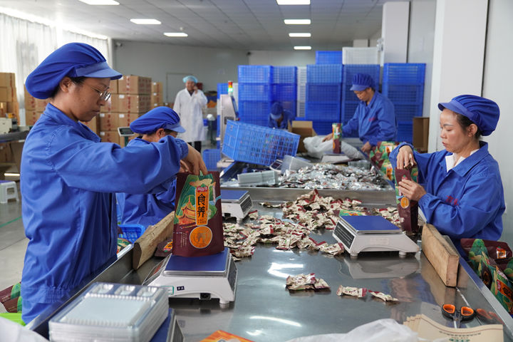 工人包裝產品。