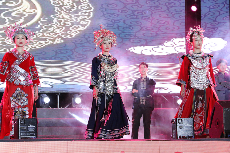 民族服飾走秀。