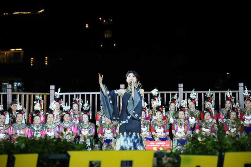 “村歌”晚會明星歌手助陣演出。石慶灣攝