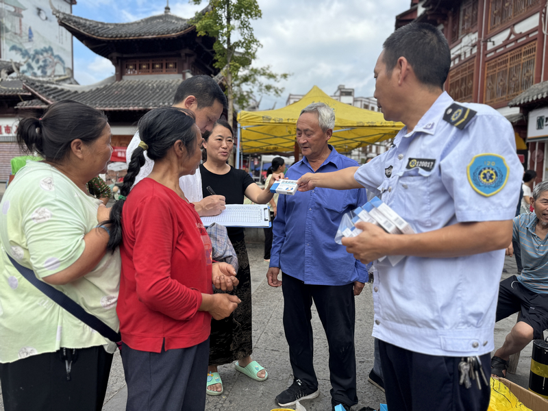 現場免費為感冒患者發放蓮花清咳片。李麗攝