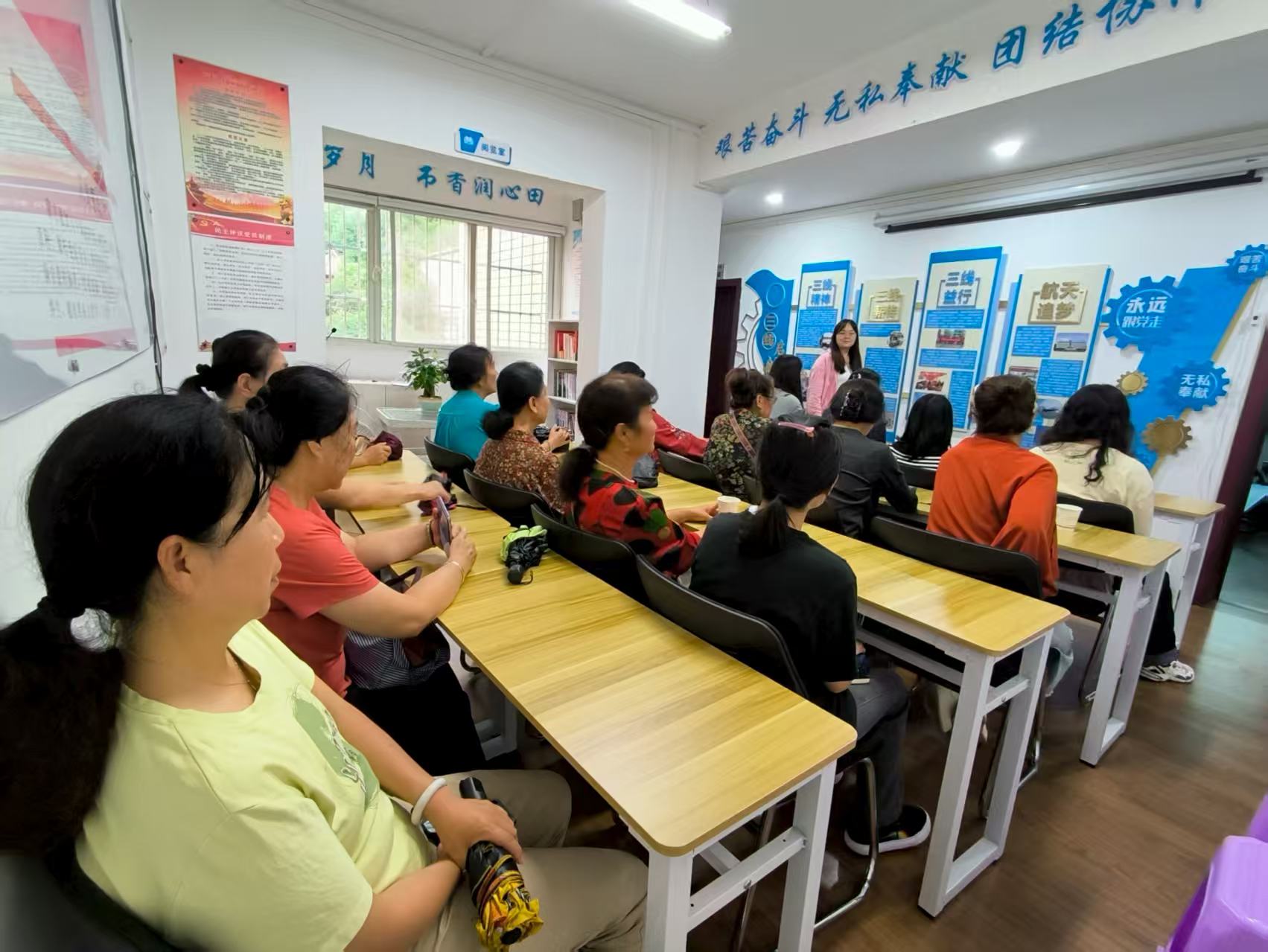 巾幗話成長，鄰里共暖陽。