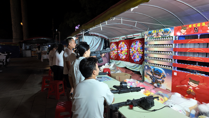 群眾正在娛樂消遣。胡鳳至攝