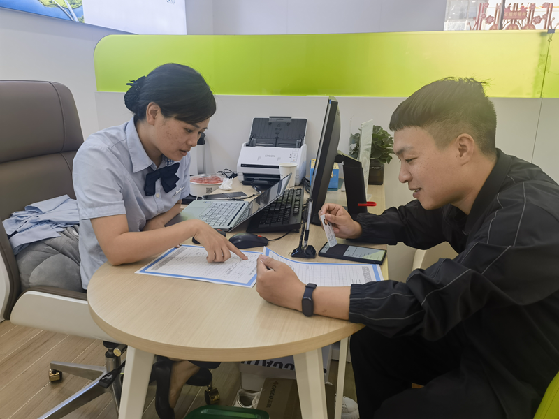 客戶經理向客戶介紹“貸款明白紙”。