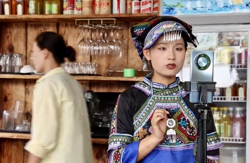 服務員身著民族特色工裝。