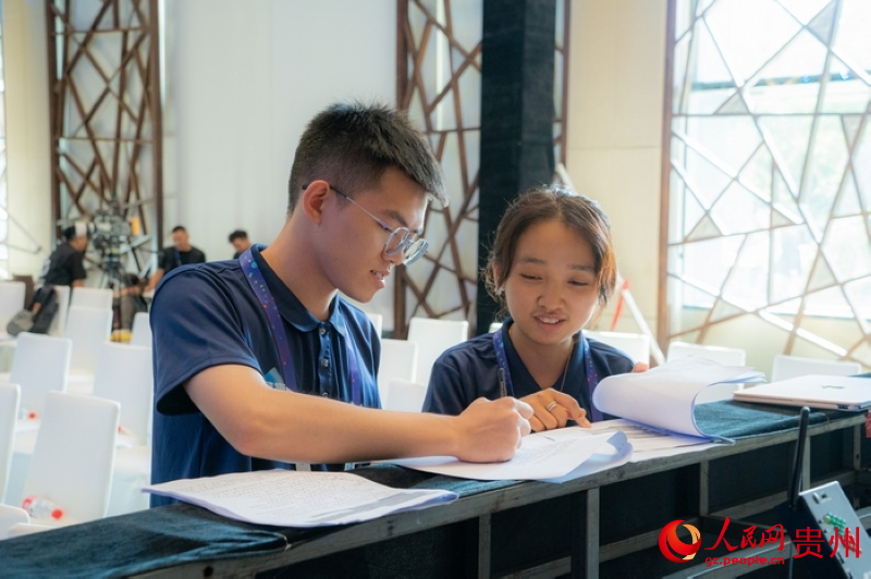 “2025數博會·DATA之夜”現場，來自貴州開放大學的志愿者在開展服務。人民網 陽茜攝 