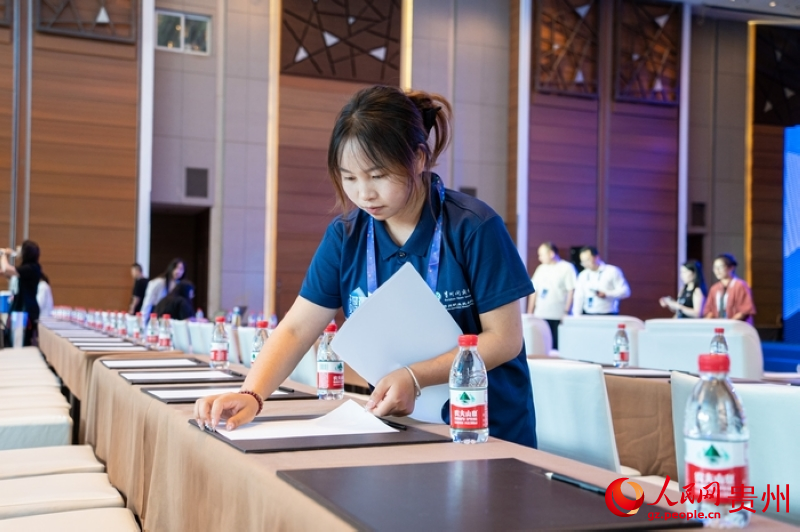 “2025數博會·DATA之夜”現場，來自貴州開放大學的志愿者在開展服務。人民網 陽茜攝 