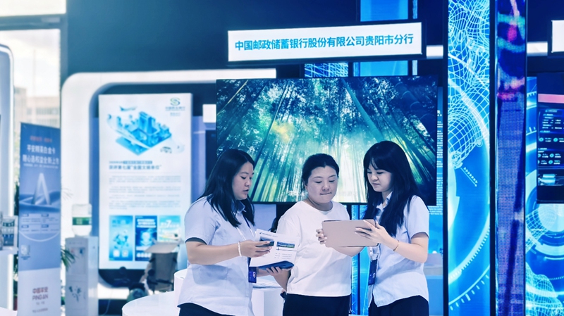 現場演示“郵銀財管+”系列數字化產品。