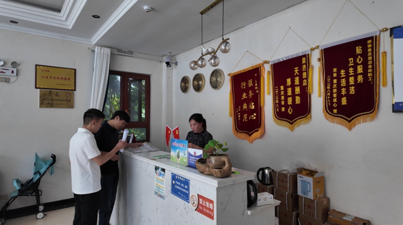 3、查看民宿經營執照。稅會靜 攝