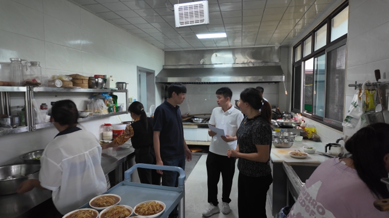 4、到食堂檢查衛生。稅會靜 攝