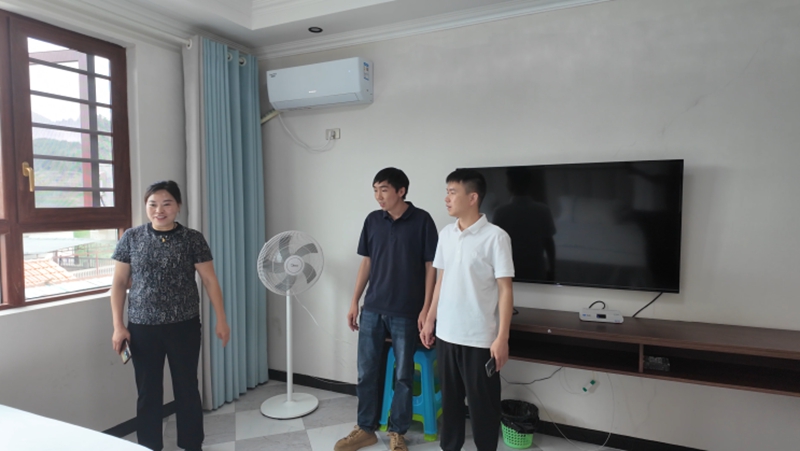 5、工作人員對民宿的房間進行檢查。稅會靜 攝