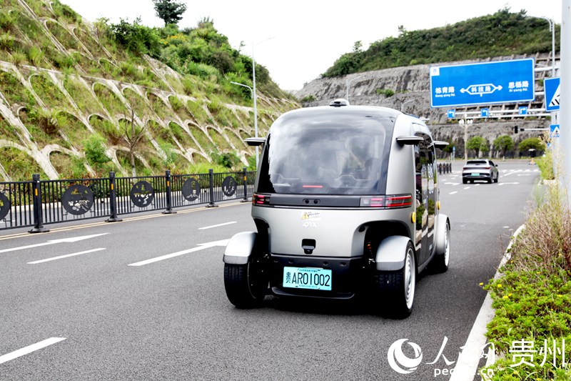 無人駕駛公交專線上，充滿未來感的小巴平穩穿行。人民網記者 王秀芳攝