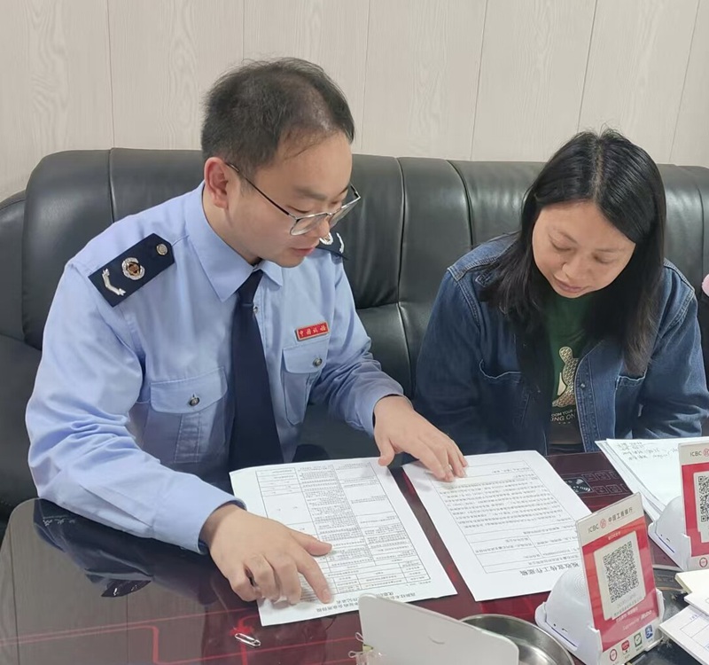 圖為稅務人員向納稅人宣傳納稅信用等稅費政策。饒迪攝