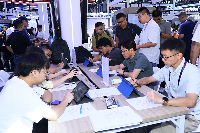 現場觀眾進行“人機測試”。受訪者供圖