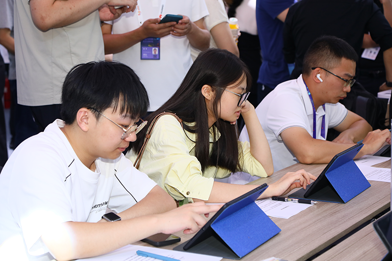 現場觀眾進行“人機測試”。受訪者供圖