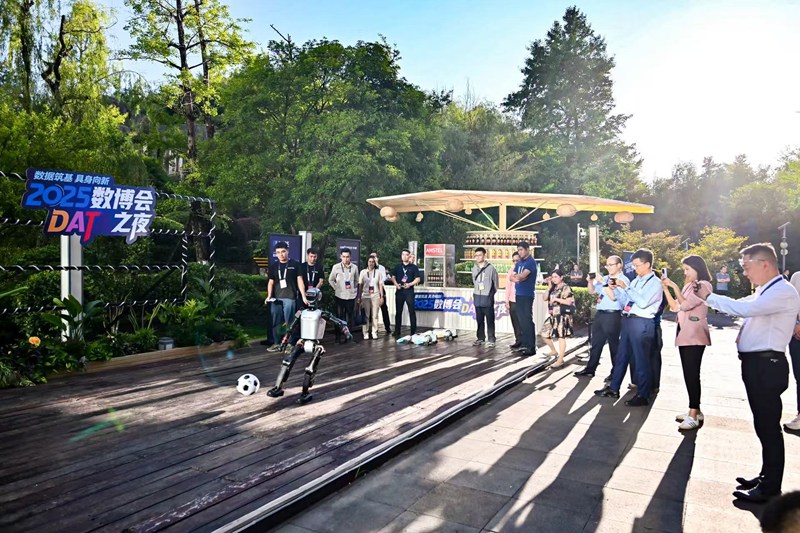 機器人表演踢足球。貴州大數據集團供圖