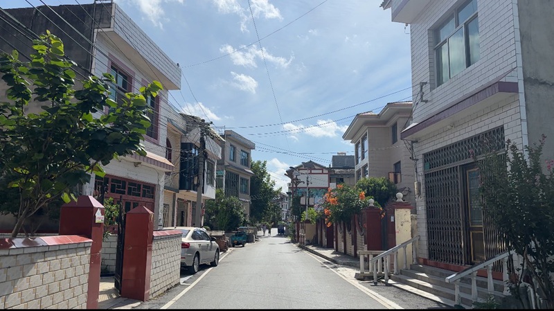 整潔的道路。彭垚攝