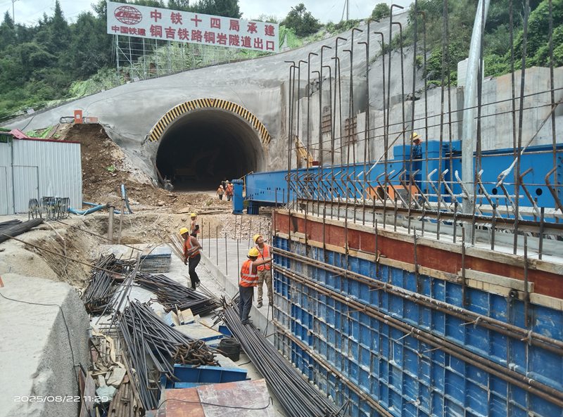 銅吉鐵路銅巖隧道出口工人施工場景。