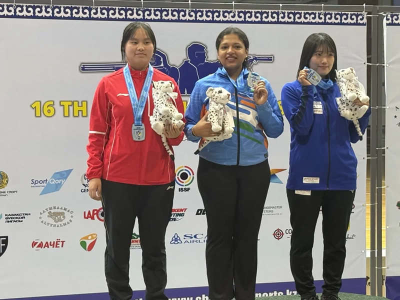 楊雨潔（左）摘得銀牌。