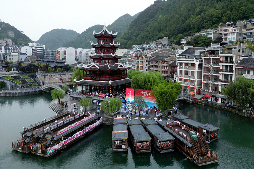 黔東南鎮遠古城七夕上演千年之戀。