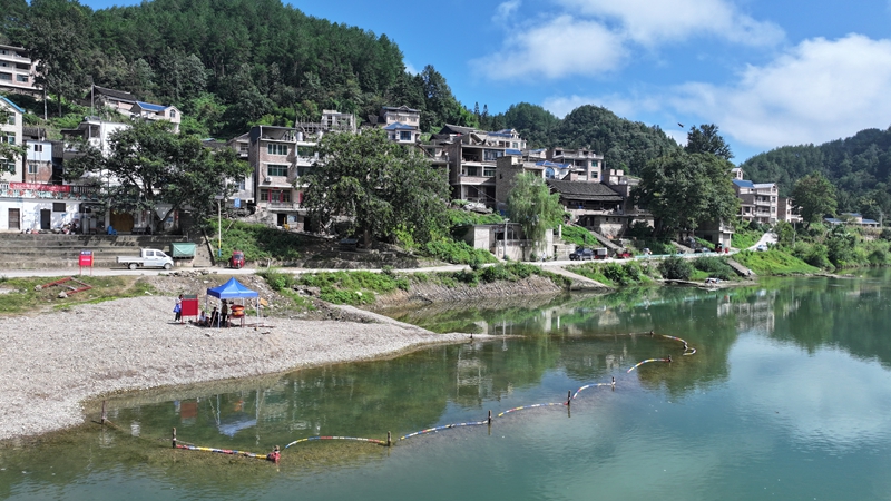 施秉縣雙井鎮工作人員在銅鼓村親水區值守。