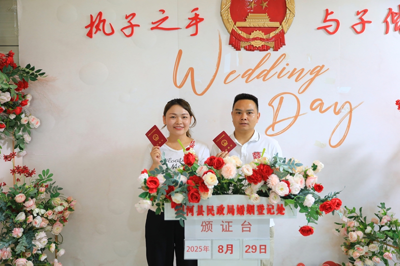 剛領完證的新人正在拍照留念。 聶晶梅攝