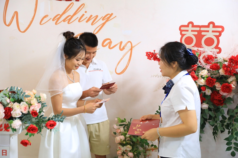 新人開心地領取結婚證。聶晶梅攝