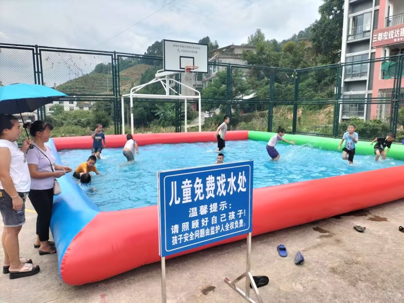 孩子們在水中嬉戲玩耍。