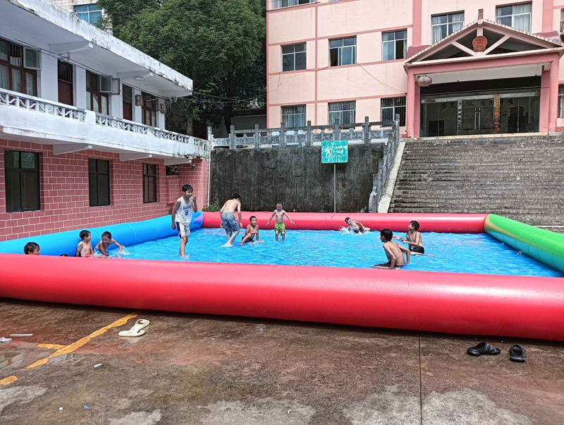 孩子們在水中嬉戲玩耍。