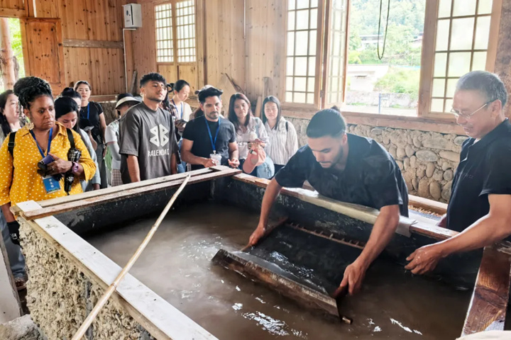 學習體驗古法造紙。