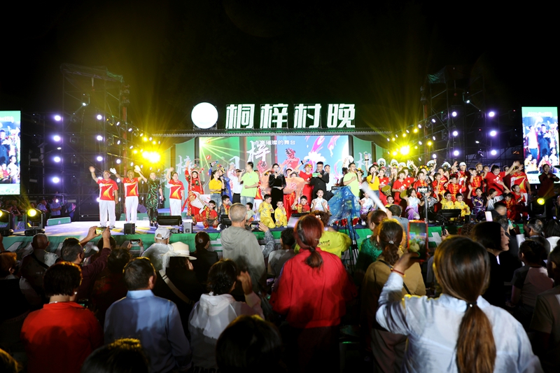 桐梓“村晚”夏季大聯歡村民大舞臺總決賽現場。 陳桂良攝.JPG