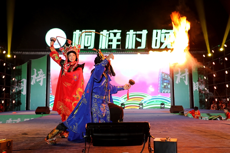 川劇變臉吐火。 陳桂良攝.JPG