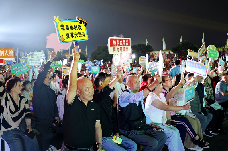 6、熱情洋溢的游客。 陳桂良攝.JPG