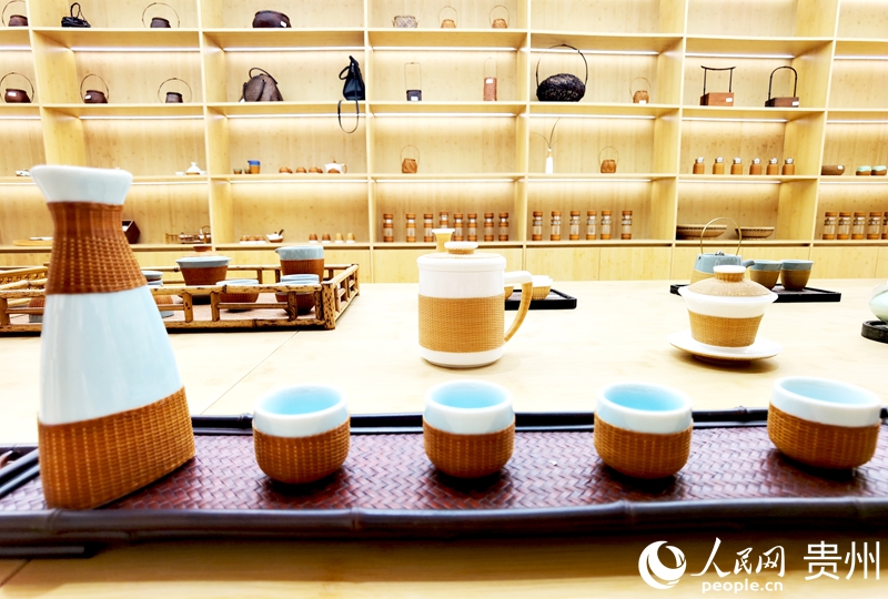 展示中心里，琳瑯滿目的竹編作品令人目不暇接。人民網記者 王秀芳攝
