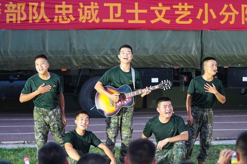 武警部隊忠誠衛士文藝小分隊表演現場。牟泉宇攝