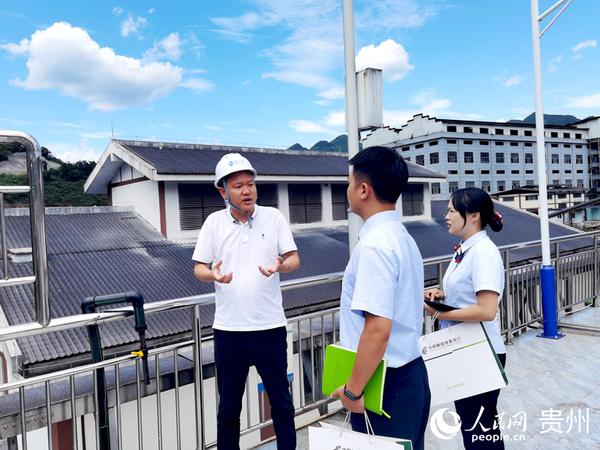 郵儲銀行遵義市分行工作人員走訪蘭家灣白酒廢水處理廠。人民網記者 王秀芳攝
