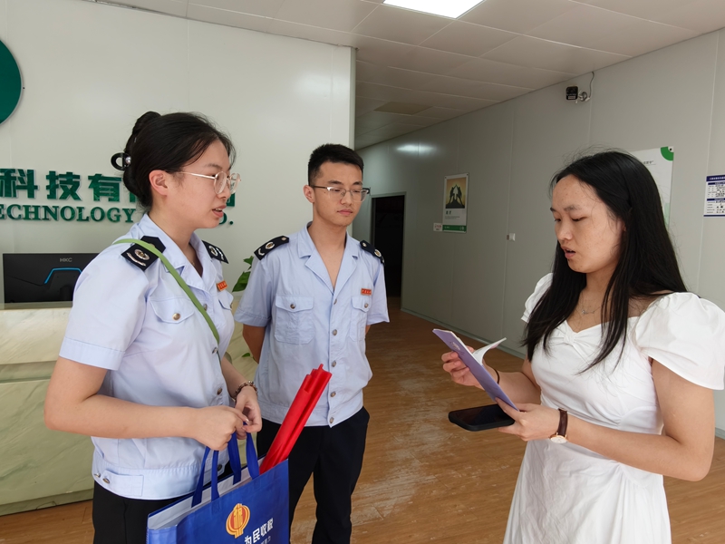 稅務人員為企業送上專屬稅惠禮包。