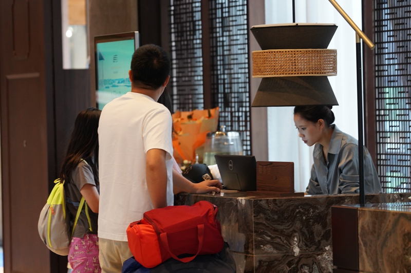 游客在云從朵花溫泉度假中心辦理住宿。