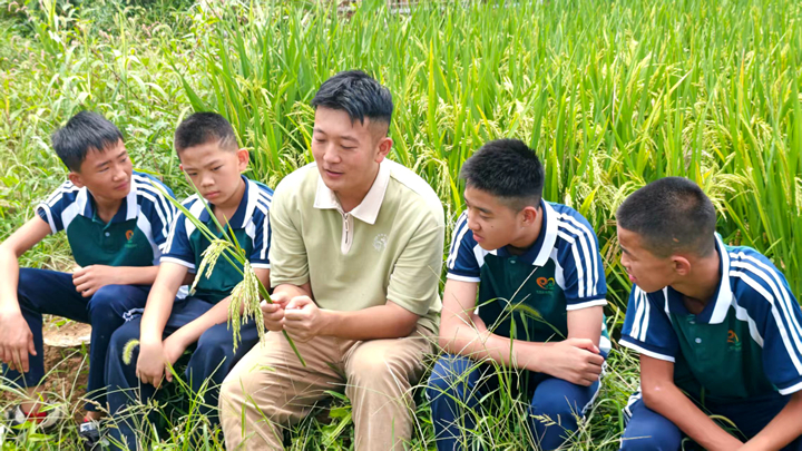 開學第一課把課堂“搬”到田園。