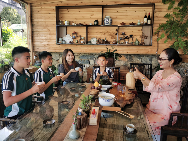 開學第一課把課堂“搬”到田園。