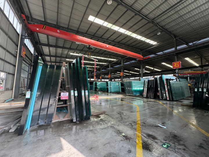 企業玻璃加工現場。