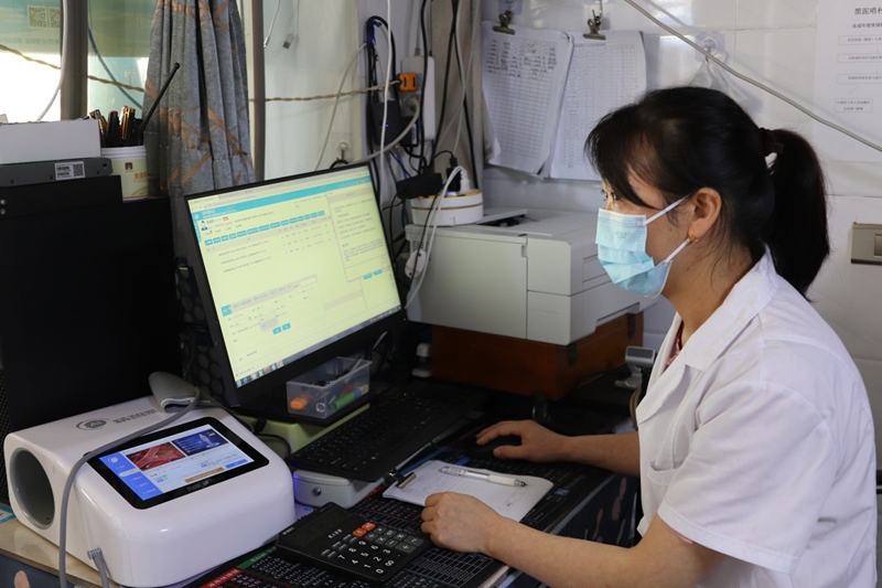 黑泥哨村醫生用AI輔助診斷。張弘揚 攝.jpg