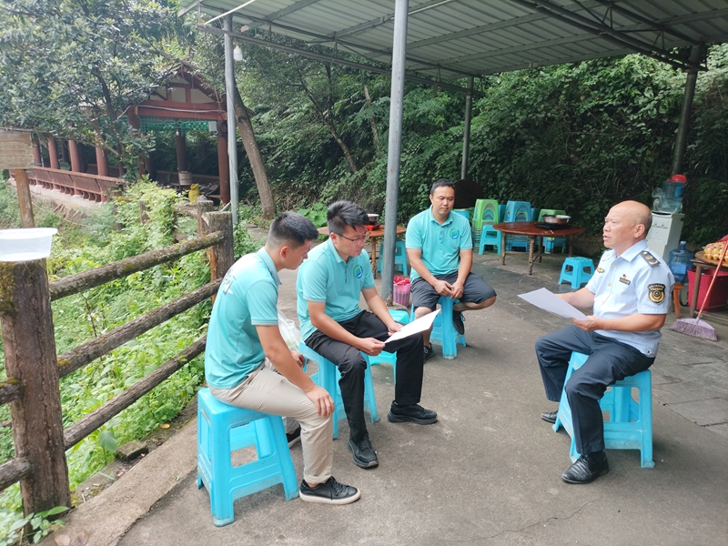 施秉縣市場監督管理局工作人員在約談觀光車負責人.jpg