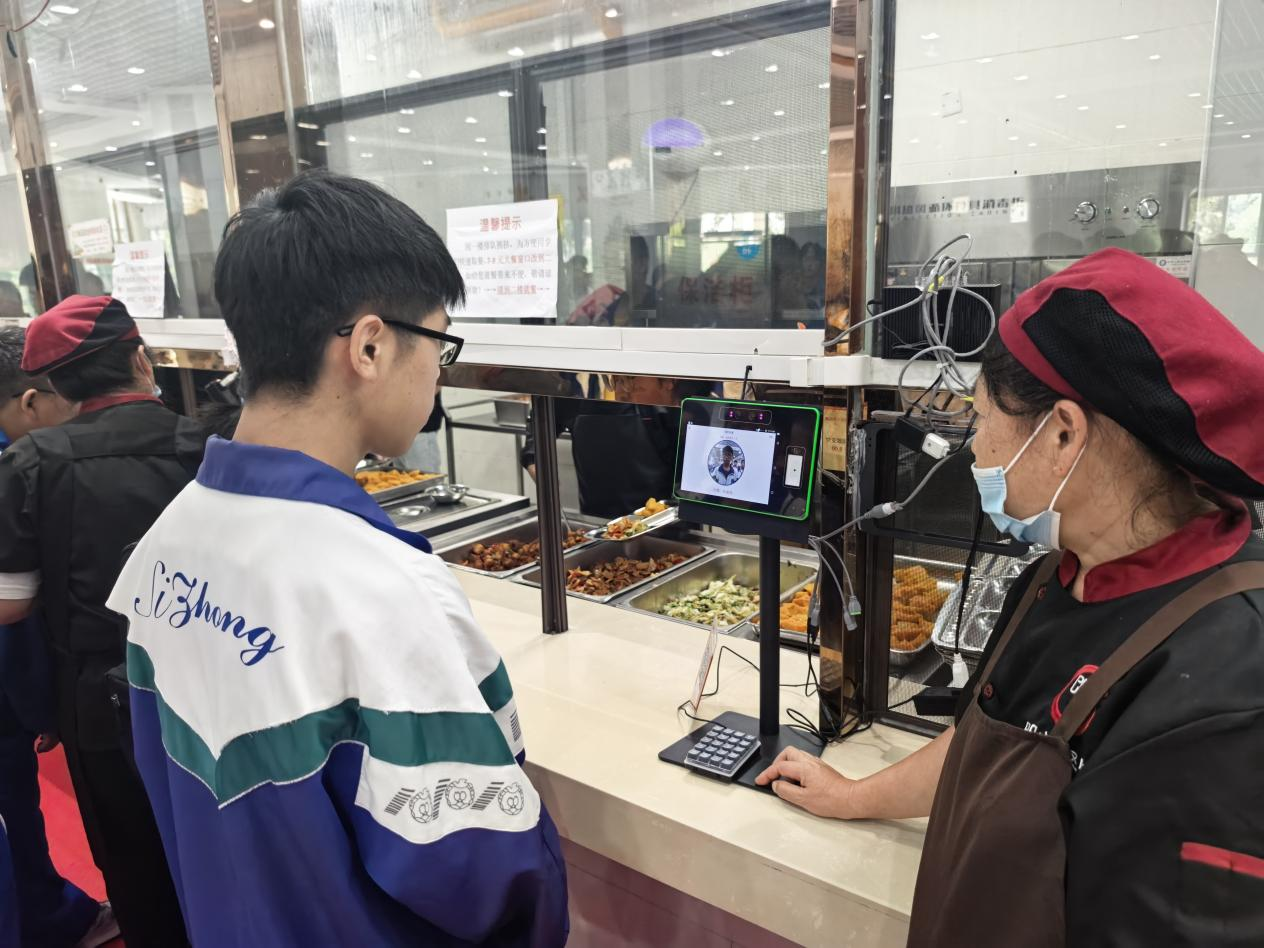 圖為學校學子使用該行智慧食堂刷臉支付。