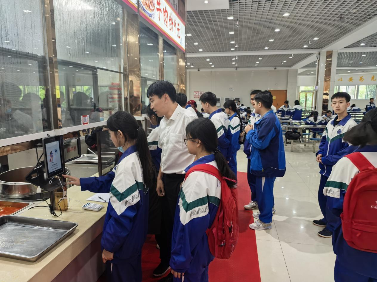 圖為該行工作人員現場查看系統運行情況。